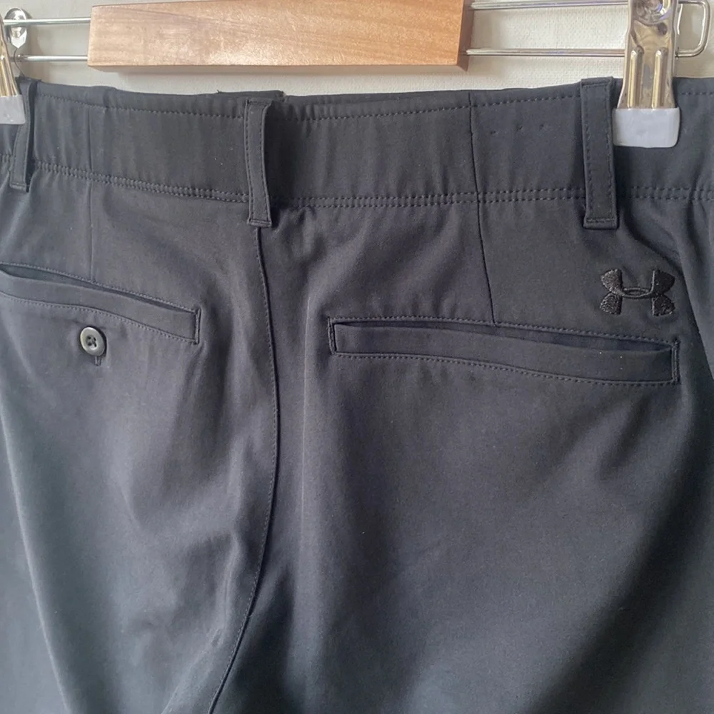 (A6) Under Armor Black Button Fly‎ split hem Fitted shorts, Size S
